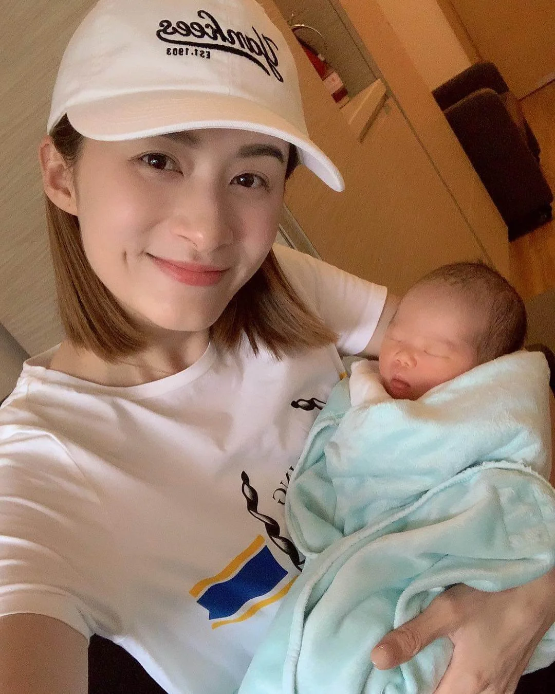 沈卓盈抱着別人的BB時,也流露出一臉母愛。