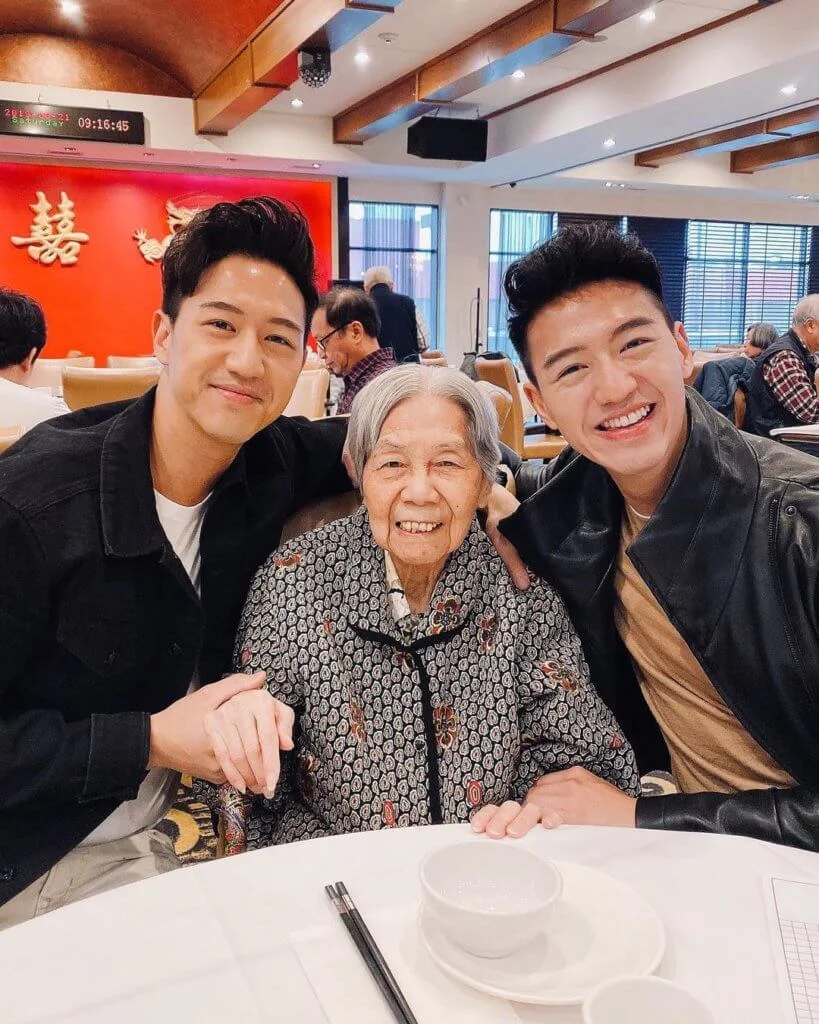 馮允謙（左）和孖生弟弟馮重謙陪嫲嫲去飲茶