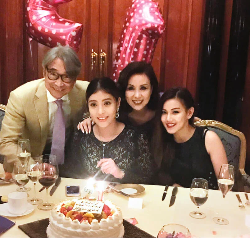 文雪兒與袁慧明於2015年結婚，兩女兒與繼父相處融洽。