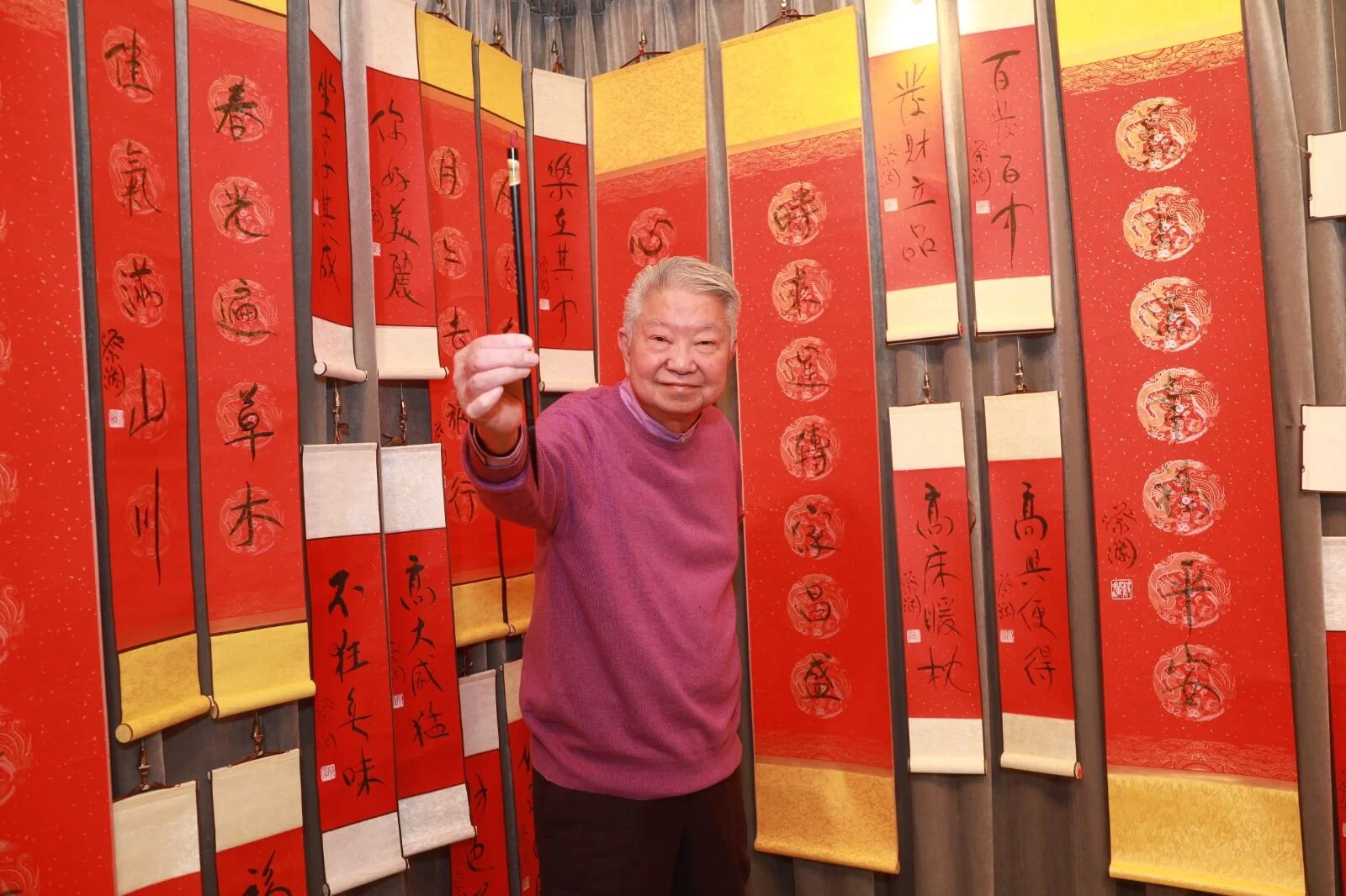 蔡瀾說一看持筆手勢，就知道有沒有跟老師學過書法，你看得懂嗎？