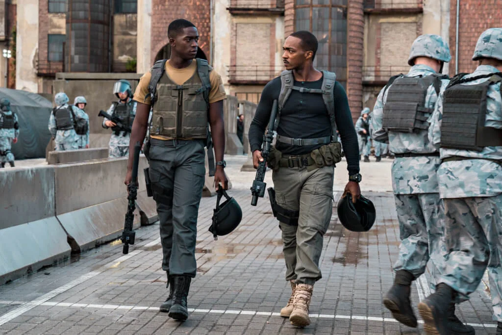 《末日戰地》中，英國黑人年輕演員Damson Idris扮演的軍人在未來世界跟隨安東尼麥奇進行越境神秘任務。