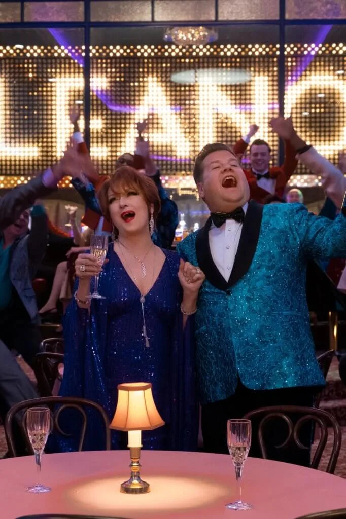 《畢業舞會》講述梅麗史翠普飾演的老牌舞台演員，與占士哥頓飾演的同志拍檔，為了翻生行善博出位。