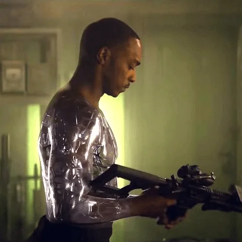 安東尼飾演的生化人於片中有不少吳宇森式動作槍戰場面