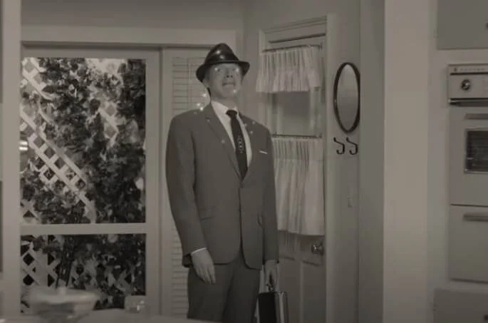 幻視要變人樣，著西裝從事計算工作，帶來不少笑話。