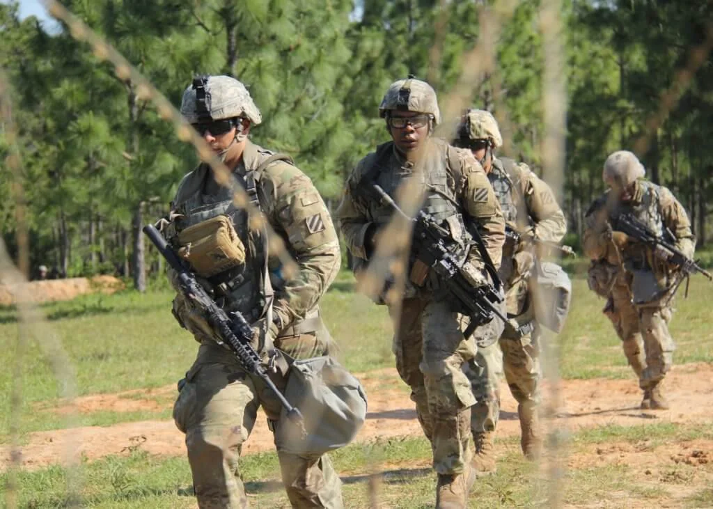 影片動作連場外，亦探討很多關於戰爭世界的議題。