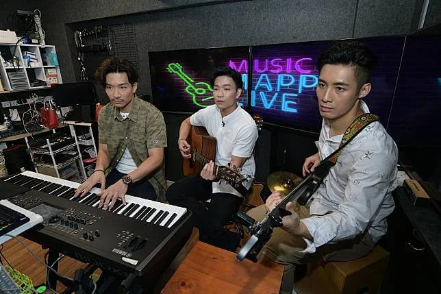 翟威廉做網上直播唱歌,通常負責彈琴或彈結他。