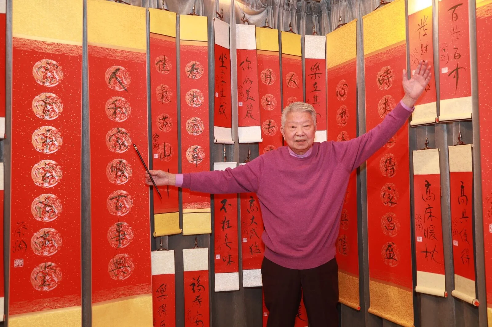 蔡瀾說一看持筆手勢，就知道有沒有跟老師學過書法，你看得懂嗎？