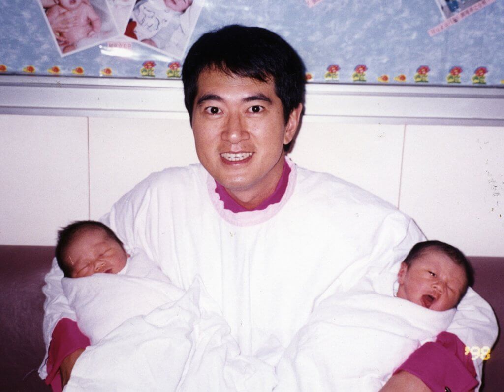 鄧梓峰1998年添了一對孖仔，手抱兩B很開心。