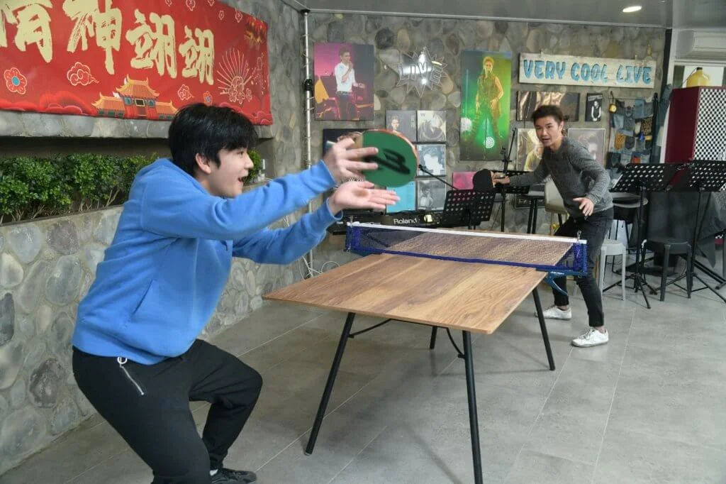 疫情期間，黃翊在家設置乒乓球桌，與兒子Wesley勤做運動。