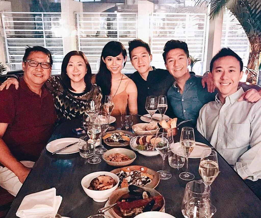 馮允謙全家福,父母、哥哥、孿生弟弟和馮允謙的女友一起吃飯。