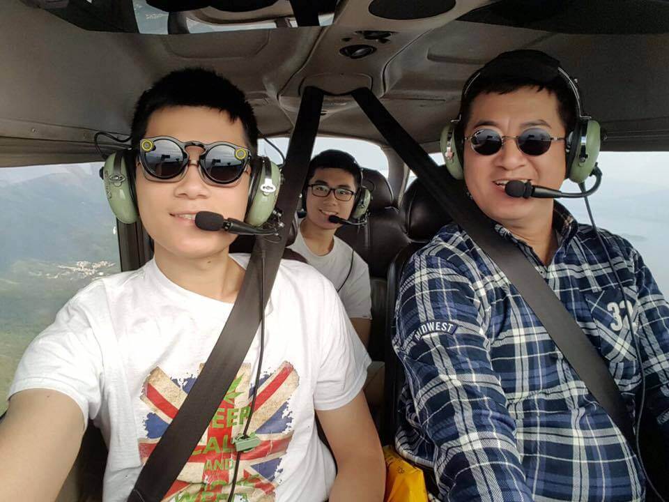 鄧梓峰懂得駕駛小型飛機，閒時與兒子齊齊一飛沖天。