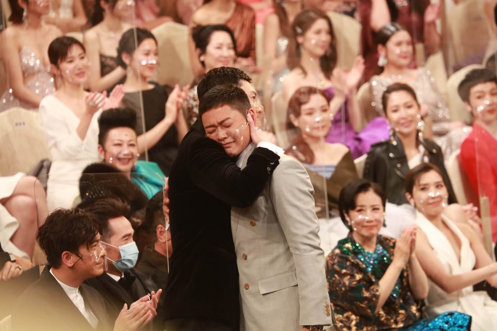 當宣布張振朗獲得「最受歡迎電視男角色」時，他激動得忍不住落淚，好友王浩信更擁抱鼓勵。