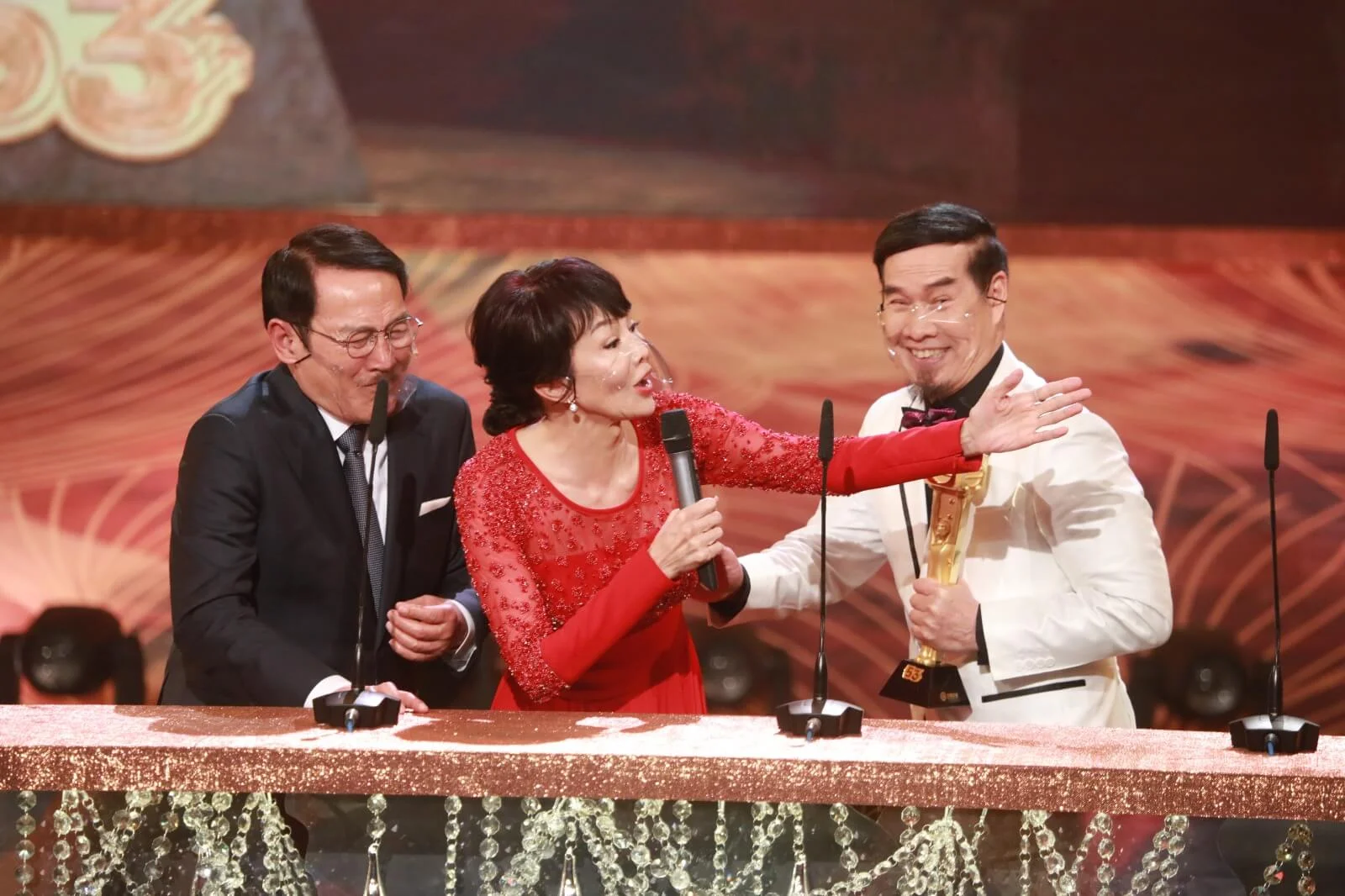 白彪得獎後興奮得滔滔不絕，最後由Do姐出手截停。