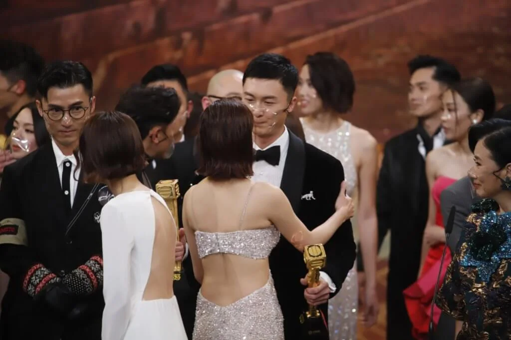 鏡頭後,陳自瑤亦有上前跟王浩信抱抱兼祝賀,跟鏡頭前的木無表情大相逕庭。