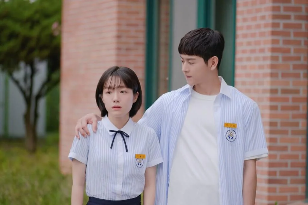 呂會鉉在劇中雖然對蘇珠妍有好意，但知道她對金曜漢朝思暮想，所以只好把愛意收藏，以兄弟相稱。 