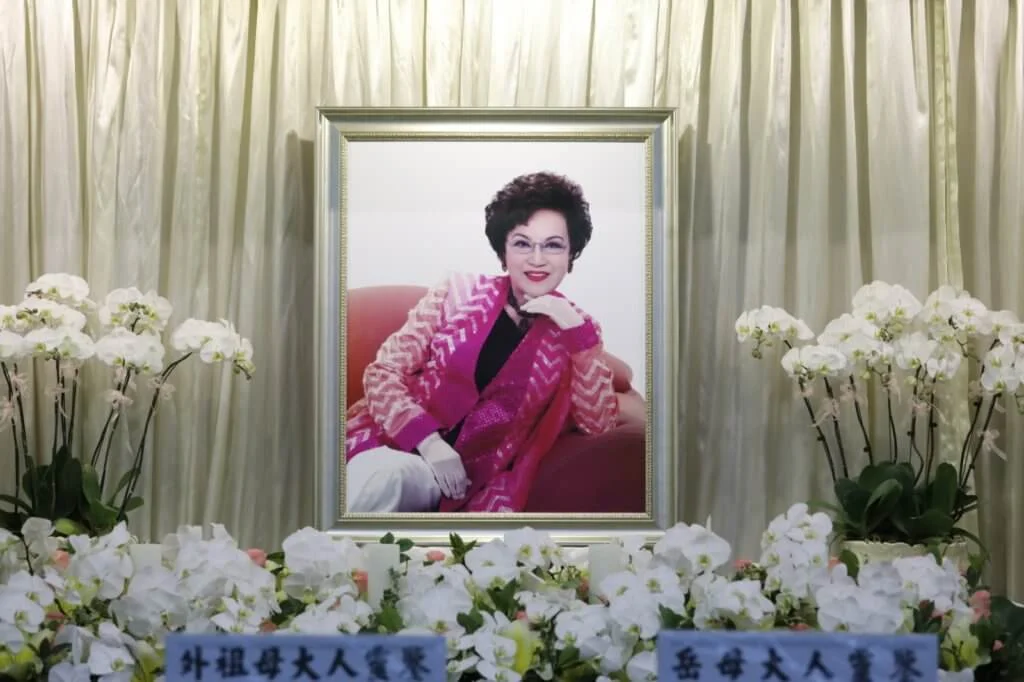 靈堂以琴姐最愛的玫瑰花佈置,高貴清雅盡顯家人的心思。