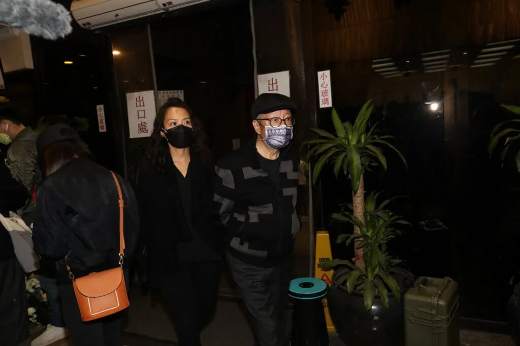 余子明和太馮素雲、女兒天欣到靈堂致祭,太太低調避開鏡頭。