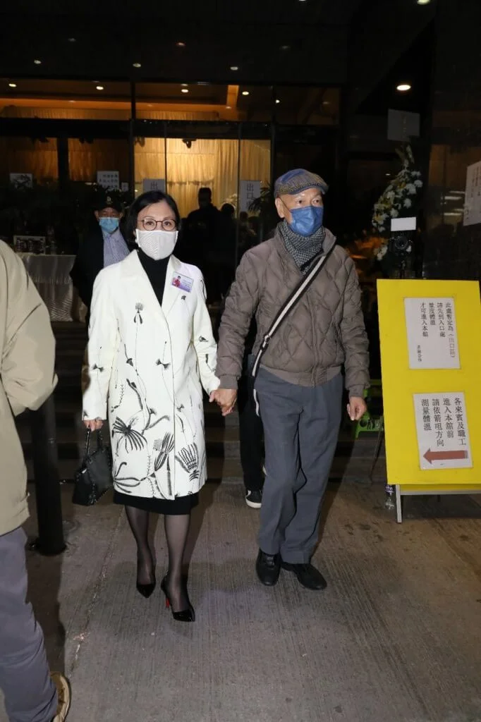 羅家英為琴姐扶靈,汪明荃感謝琴姐對八和會館的支持。