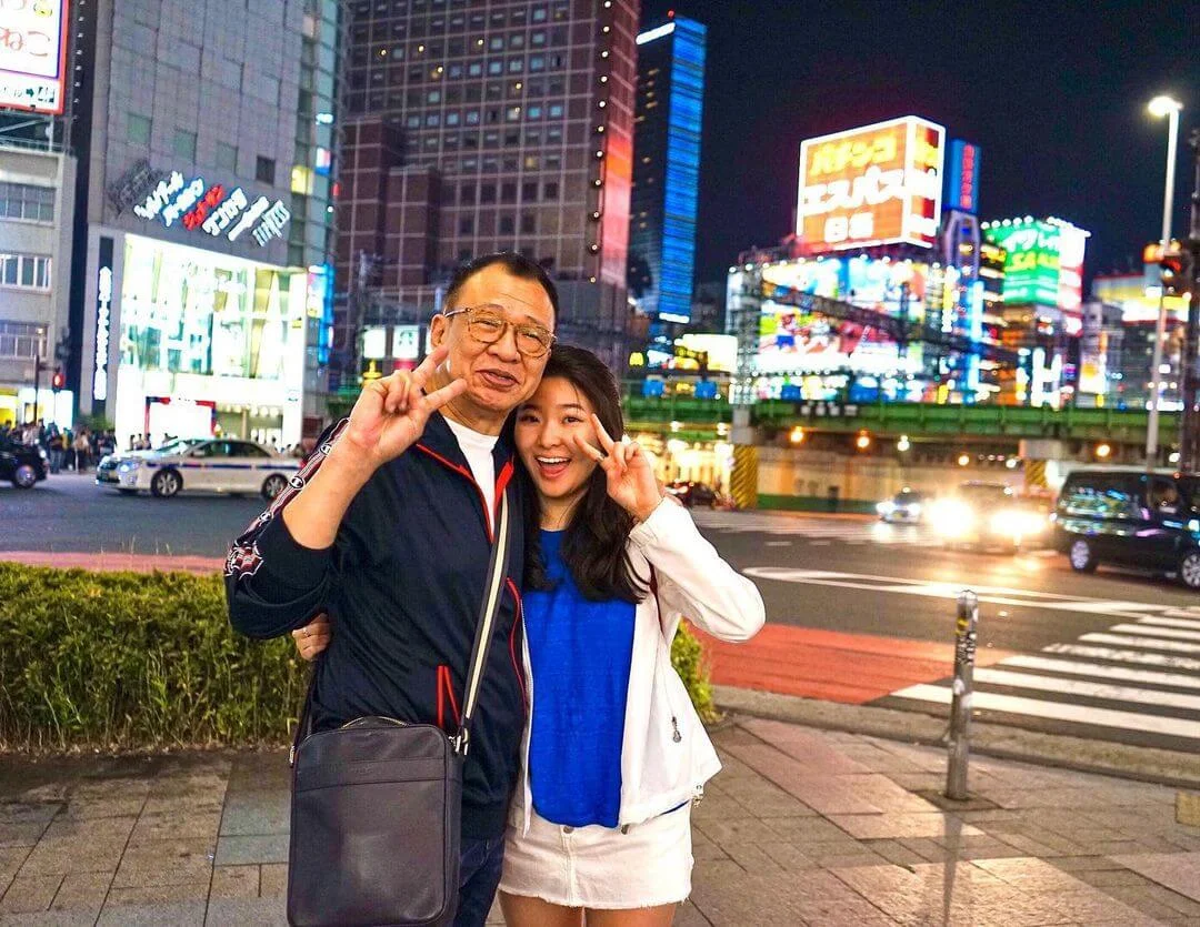 囡囡許惠菁畢業後，許紹雄打本給她開店當老闆。