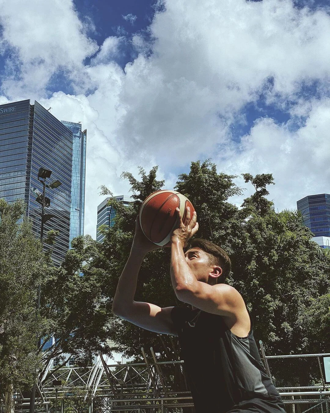 受「限聚令」影響，籃球場已關閉多時，上周五終於重開，洪永城早已手痕。