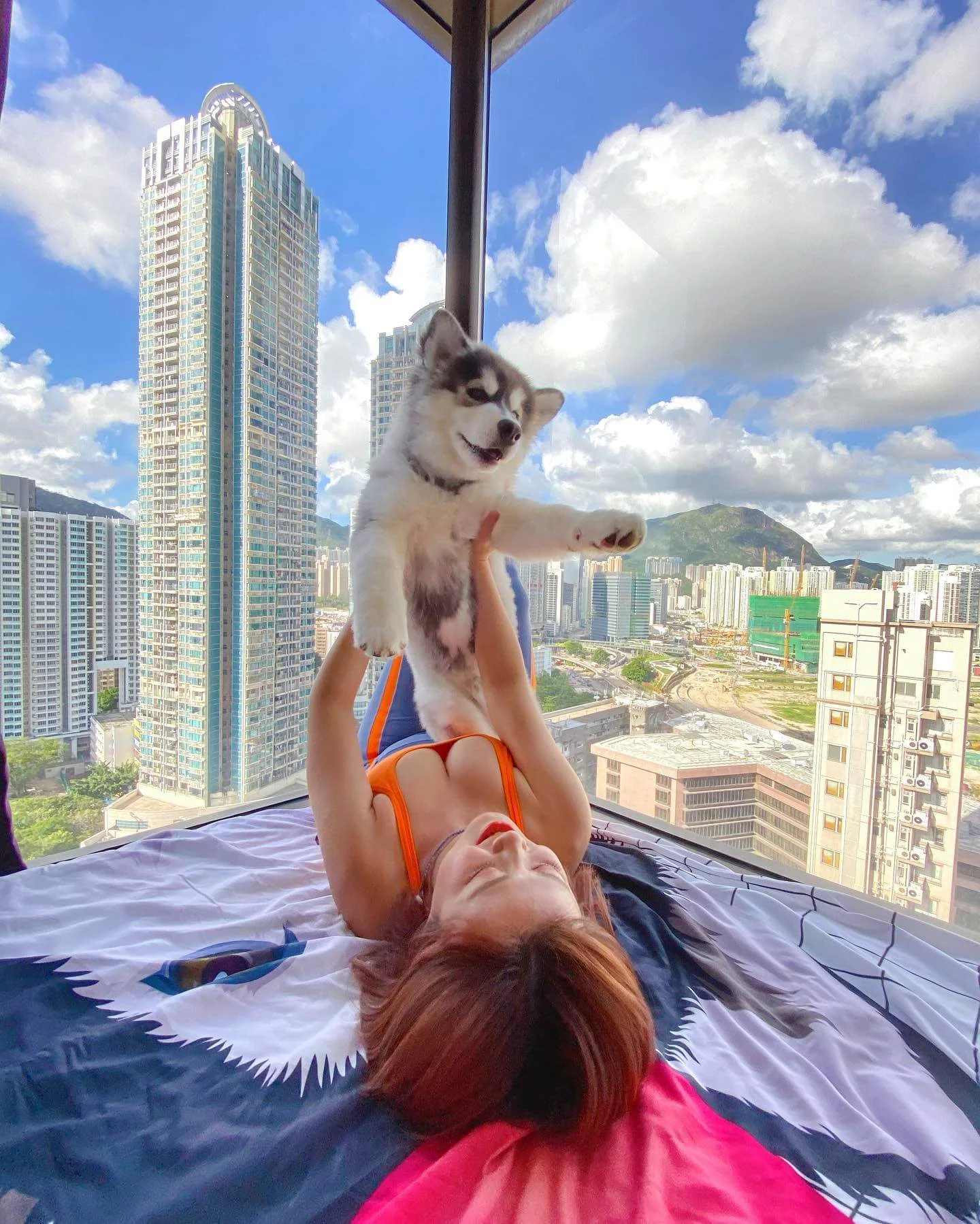 白雲表示Cash小時十分可愛,經常抱牠在牀上玩樂。