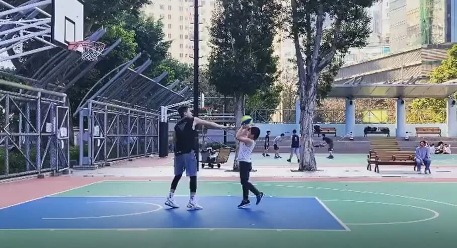 洪永城多次以身高優勢「欺負」小朋友