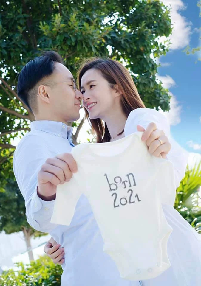沈卓盈與丈夫Calvin在元旦日公布即將為人父母的喜訊，即時收到不少好友送上祝福。