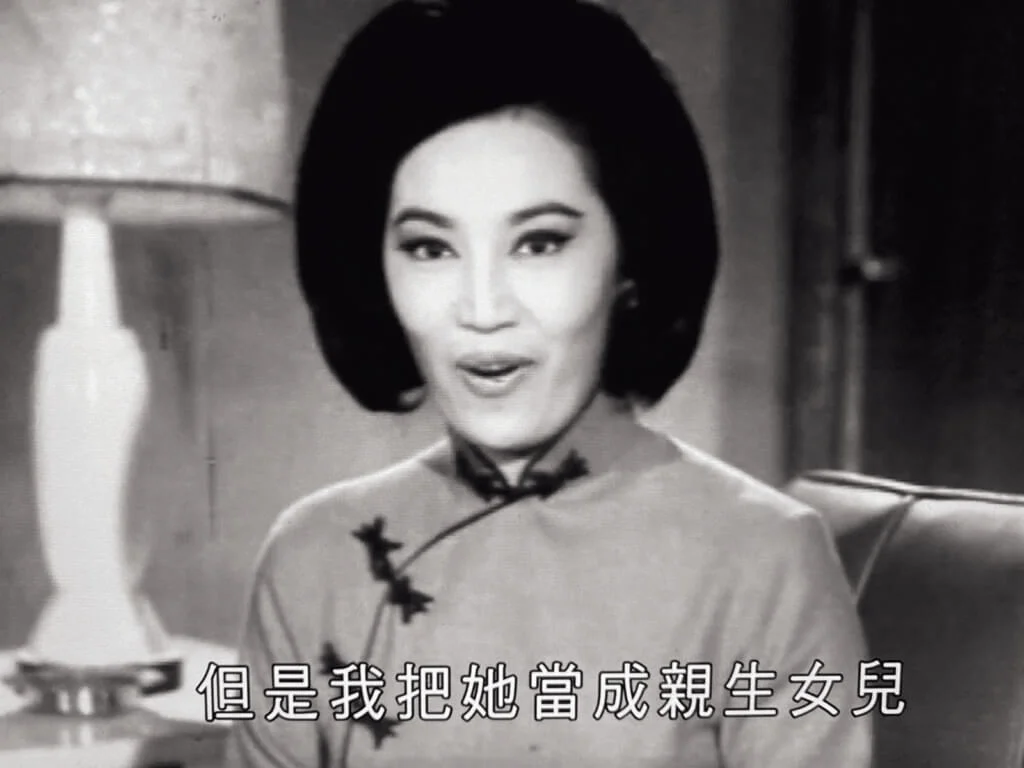 上聯「任劍輝扮女人」,下聯?「李香琴做好人」。任劍輝本來便是女兒身,李香琴,也有無數同行異口同聲讚她為人義氣,提攜後輩,做事認真,從無架子。但正因為不怕吃虧,才把潑辣,狠毒,怨恨,刁蠻的女性角色一手包辦。就連罕有的慈眉善目,也僅曇花一現,三場戲後便由另一個自己掉包上陣,使出拿手好戲,「扮好人」。