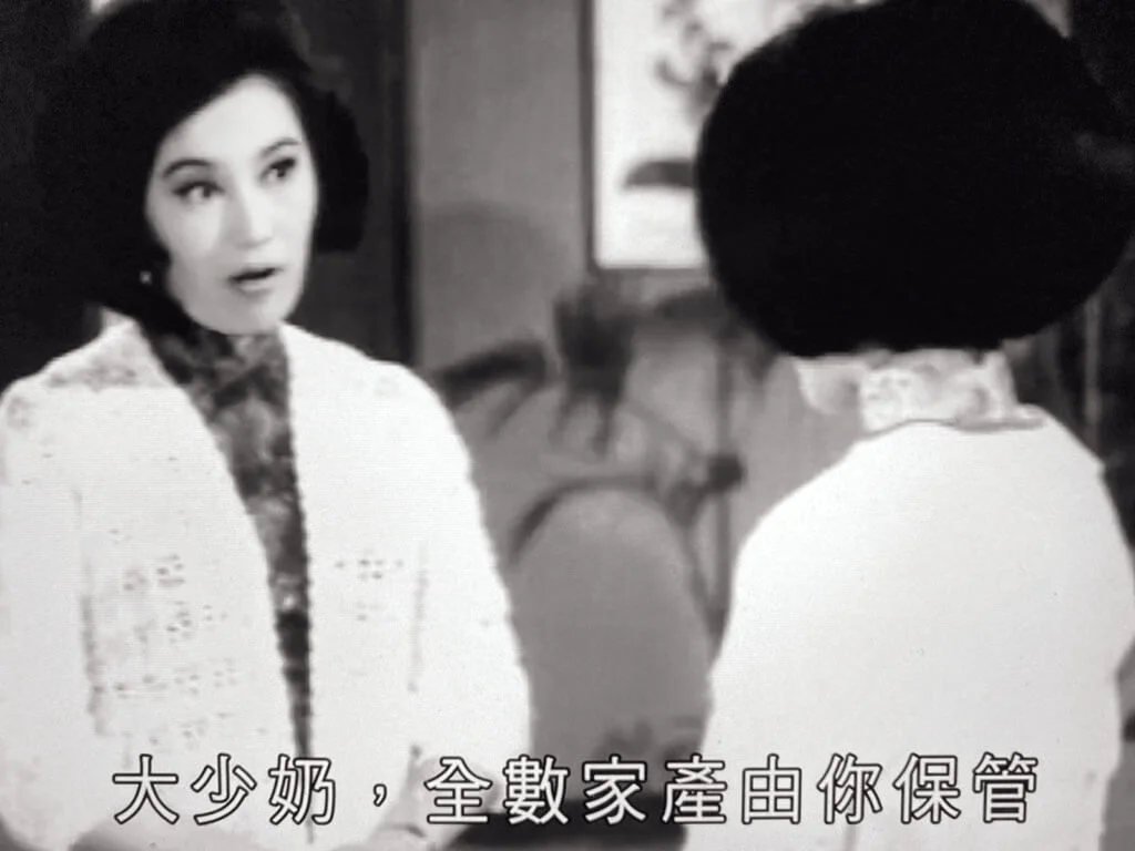 只要有余麗珍,李香琴一定就是折磨她的那個人。古裝時裝民初裝無差別,但像《九九九神秘雙屍案》,李對余先君子後小人,則屬特例。雖然,「鬼胎」也不是李的專利:當李香琴在扮李香琴,余麗珍其實是林鳳扮的余麗珍。三位加上一個于素秋,全片鬥得最精采的,是誰的髮型最bigger than life。