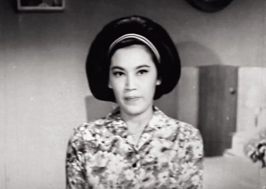 琴姐在麗士出品的電影中演過不少「飛女」,而「飛女」在什麼時候最「飛唔起」?就是要錢沒錢的時候。仍有良知的,便攤大手板做伸手牌,像《四兒女》。惡向膽邊生的,像《九九九神秘雙屍案》,亁脆斷六親,連孿生姊姊也不放過。殺人後,錢未到手,便脫下頭箍,冒認頂替,繼續以二少奶身份逼迫大少奶余麗珍。