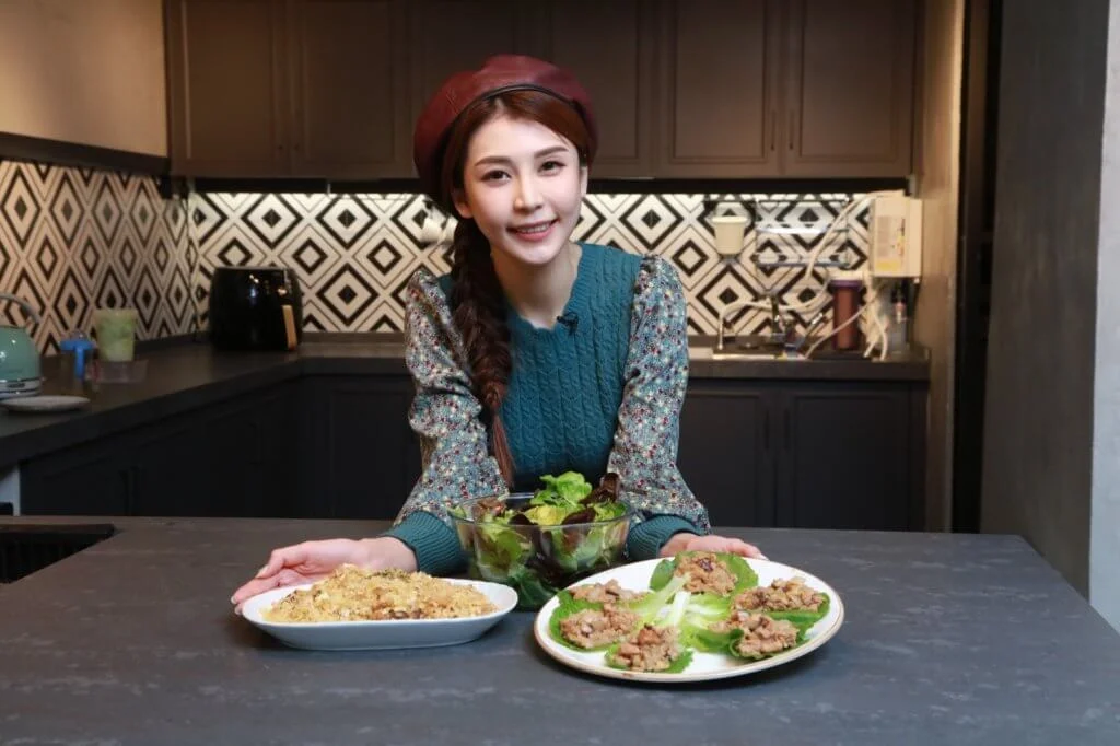 茹素七年的施匡翹，示範了三款素食，包括生菜包、素肉炒飯和牛油果沙律。