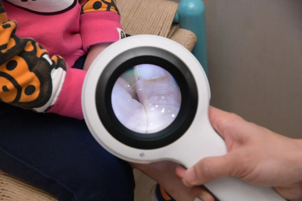 父母為小朋友換新護膚品時，一定要先試擦以防敏感。