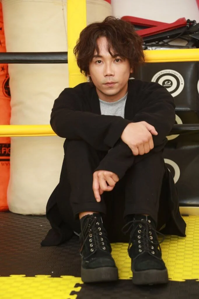趙善恆演藝學院出身,做過編劇、導演、演員和歌手,涉獵多個範疇。
