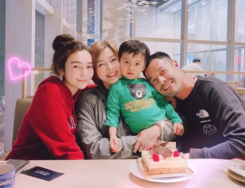 張達倫和太太Kimmy育有一子碩碩，太太與前夫所生的女兒Chloe今年十八歲，也是家中一份子。