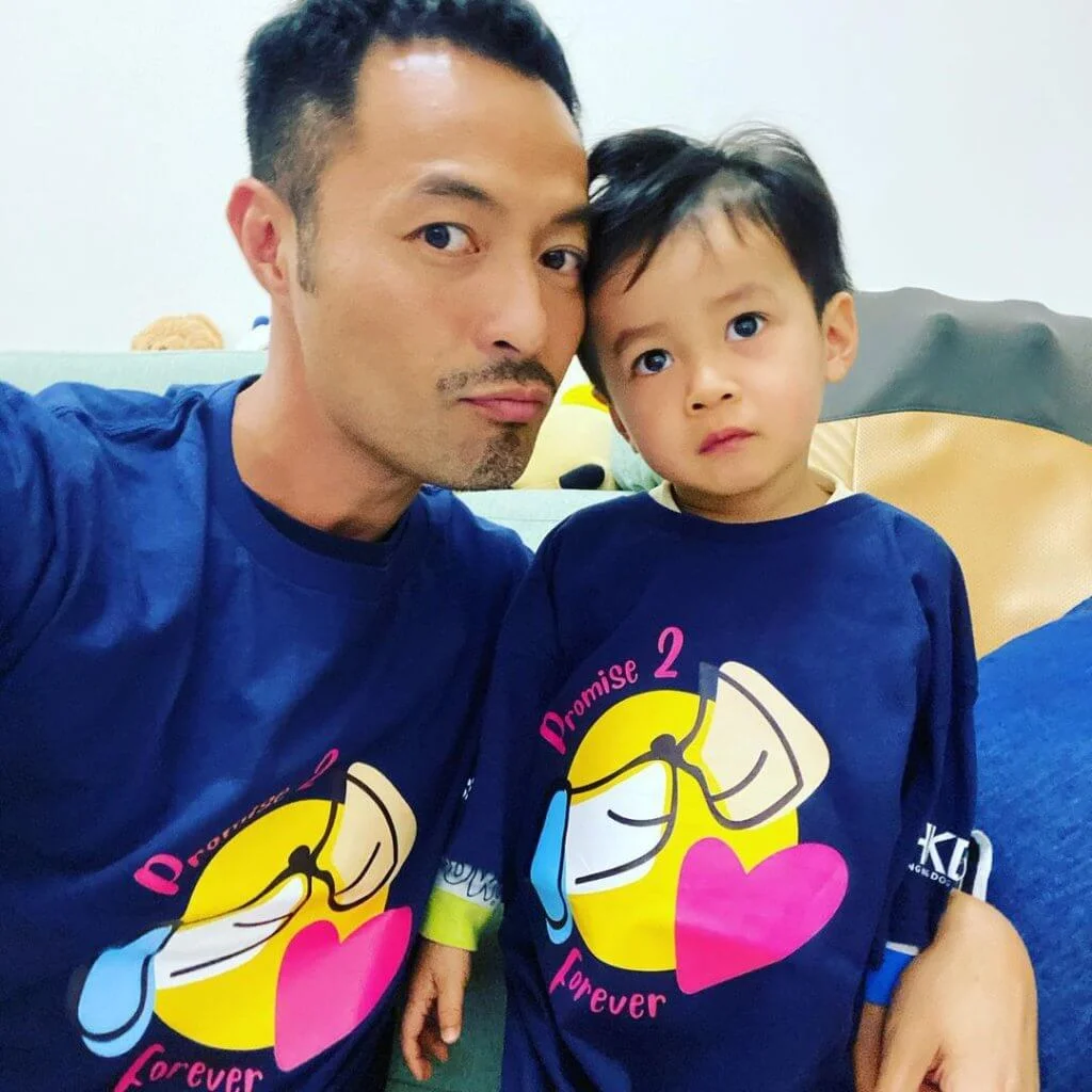 張達倫陪兒子碩碩在家中視像上課，過程中有不少東西要學。