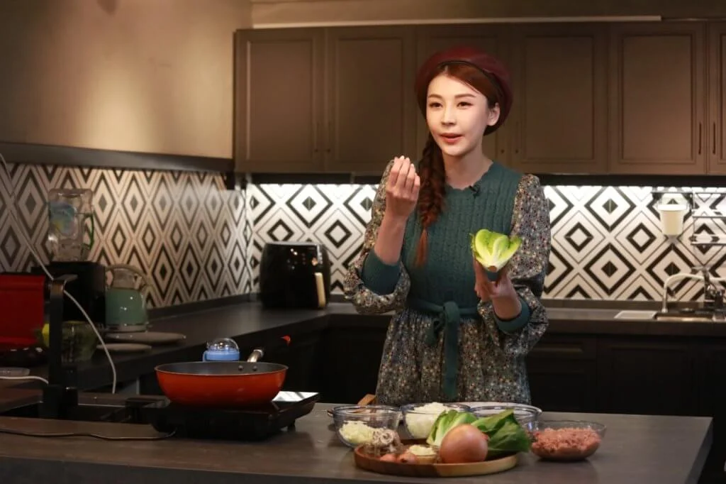 施匡翹平日喜歡下廚，會研究新的素食菜式。
