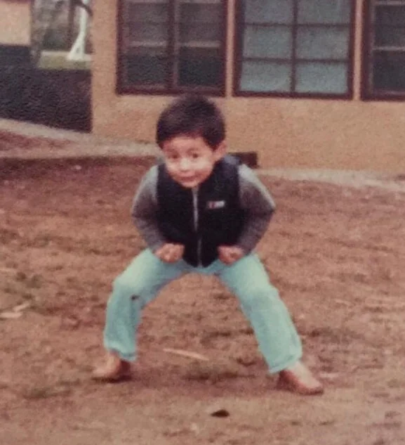 張達倫兒時的樣子（上）跟兒子碩碩 (下) 是否相像？