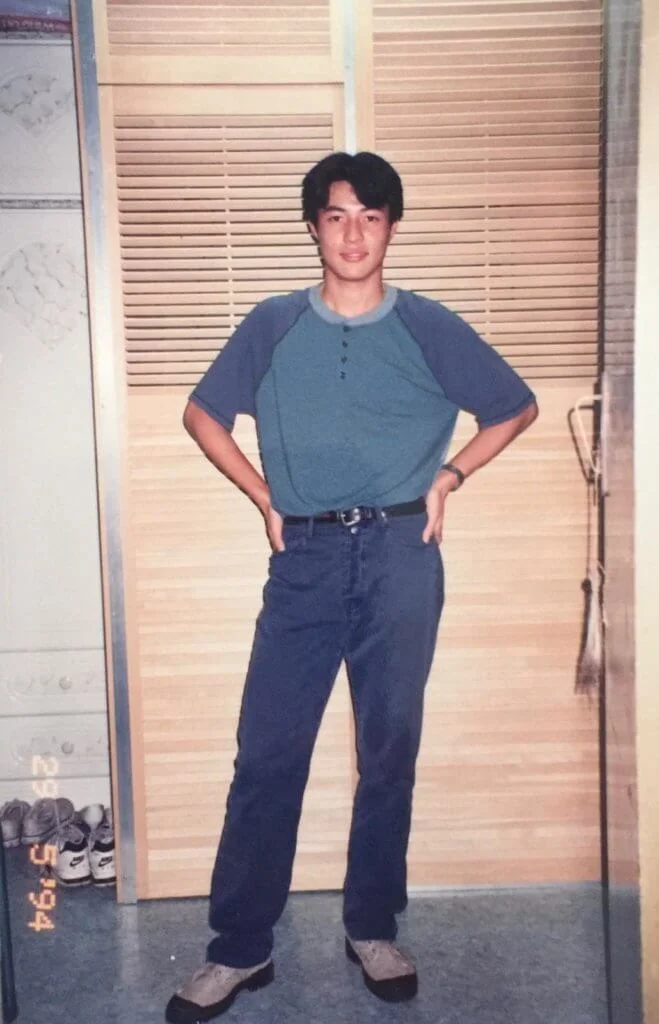 張達倫少年時高高大大，他未入娛樂圈前做過模特兒。