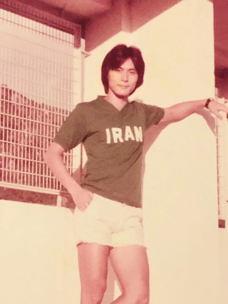張國強75年代表香港對伊朗作賽後交換的國家球衣，那年的溫拿髮型。