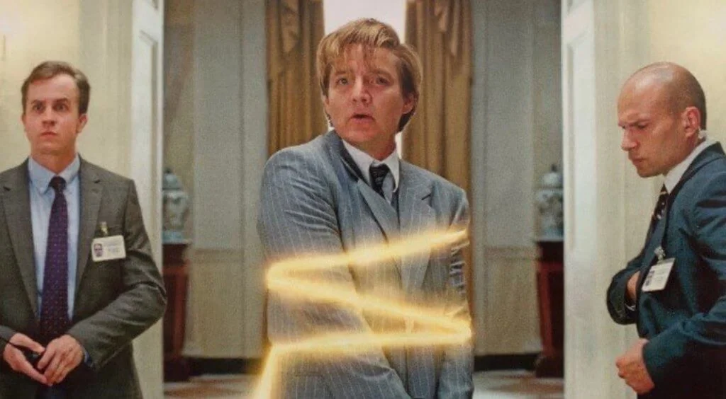 智利裔美國男星貝哲羅柏斯卡飾演的大奸角，與神奇女俠成強烈對比。