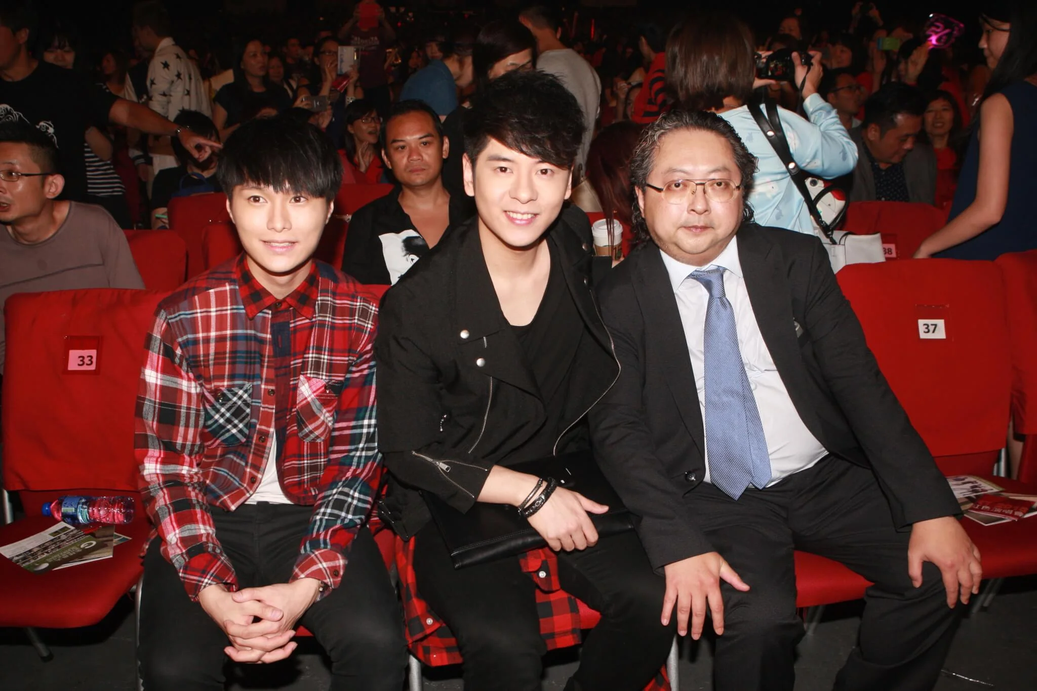 有指曾志偉上任後即剷走余詠珊和何哲圖,打從在一七被封殺的許廷鏗,相隔差不多五年終於走出「雪櫃」。