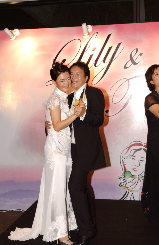 潘芳芳在○五年與前無綫導演兼港台DJ陳冠豪結婚，二人在台上翩翩起舞。