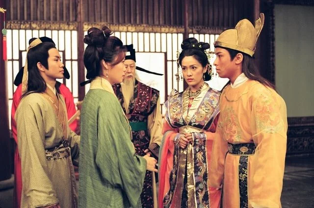 陳妙瑛與向海嵐換臉,連兒子敖嘉年與杜大偉也被掉包。(《無頭東宮》劇照)