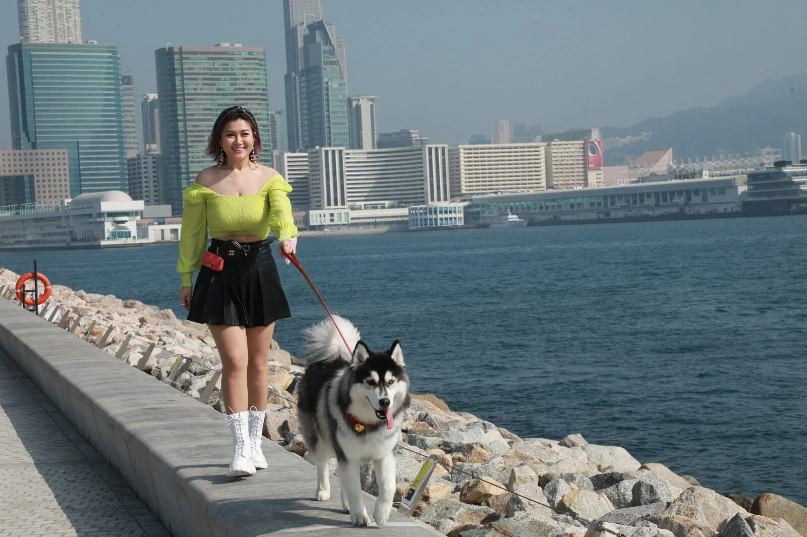 白雲為了令Cash懂得散步禮儀,特別找來狗導師教學。