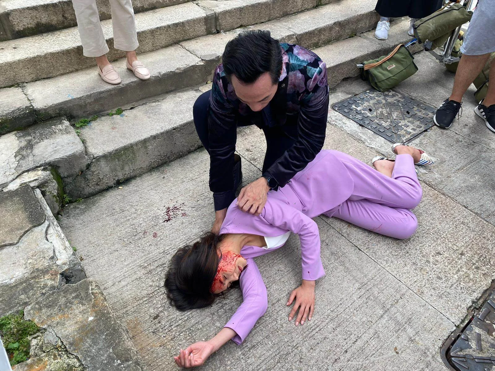 劇中演陳豪前妻,她被人推落樓梯,導致頭破血流,陳豪在旁呵護。