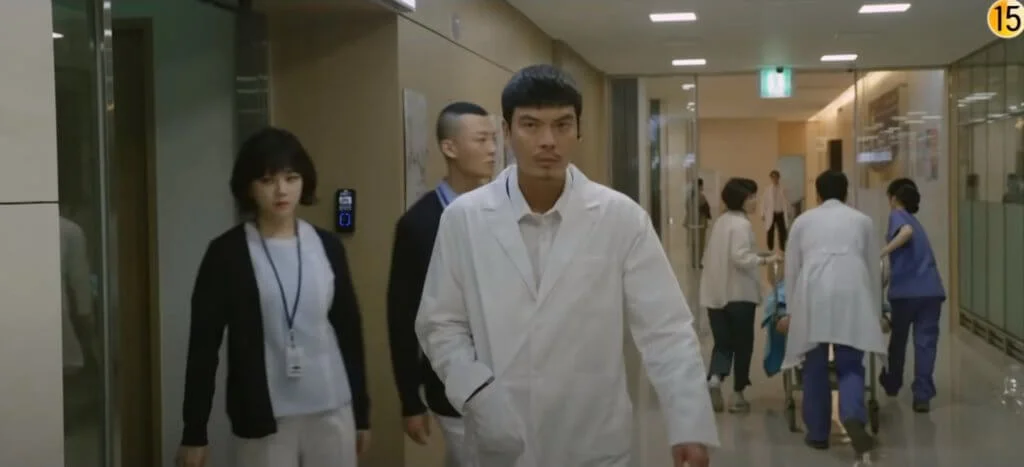 金盛吳飾演特種部隊出身的間諜，一直追捕金來沅。