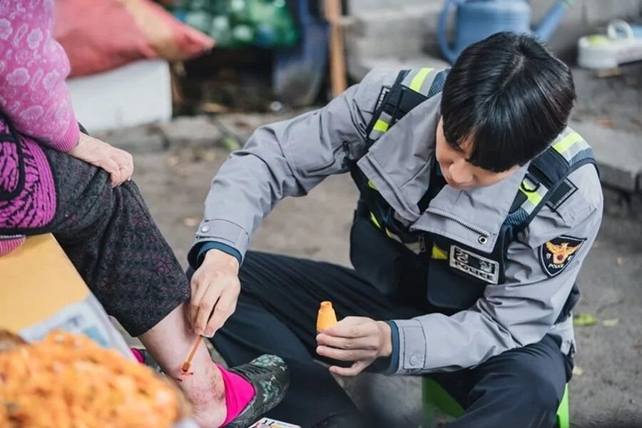 李昇基為受傷市民治療,大顯細心一面。