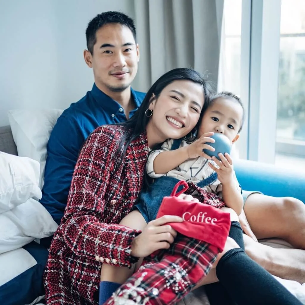 她笑言兒子是兩夫妻的「第三者」,現時每晚睡在中間,很難有造人計劃。
