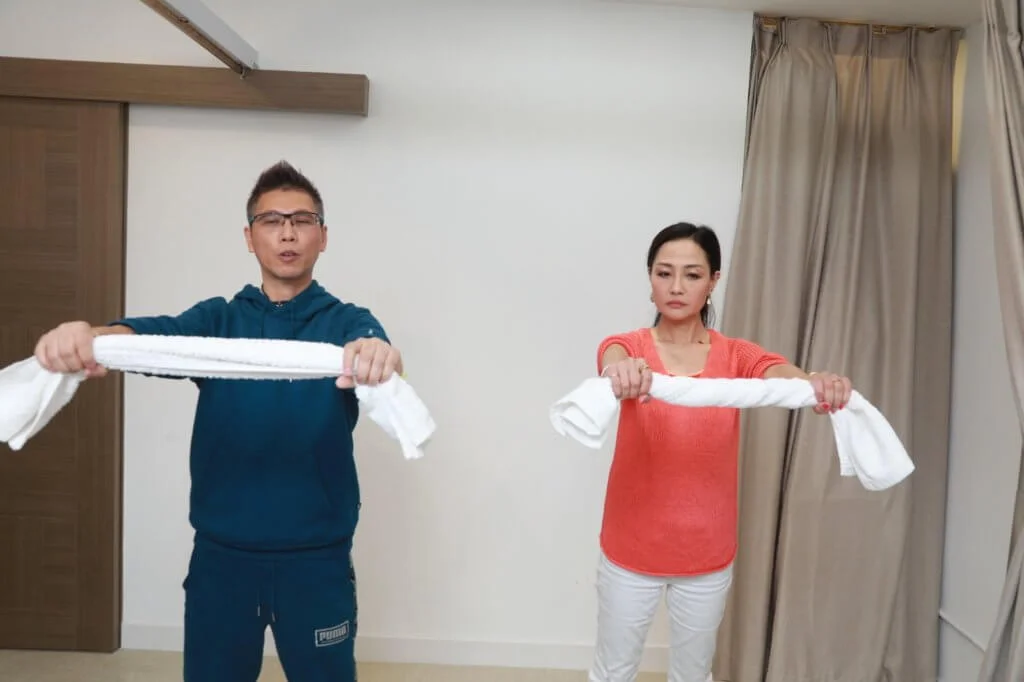 毛巾拉背操可防止寒背