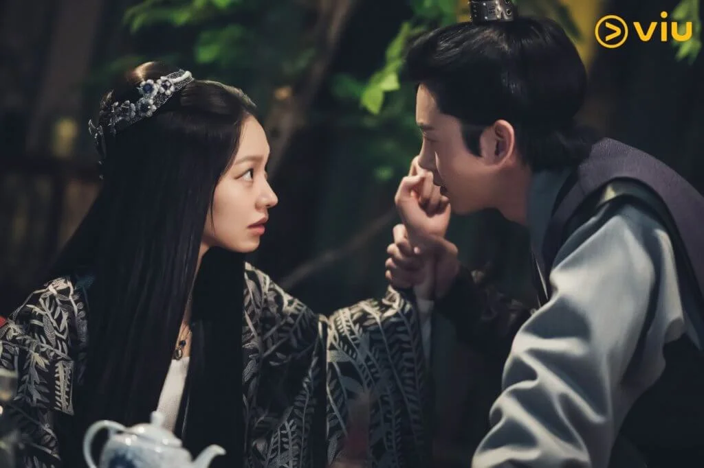 崔有華及李知勳在劇中為了謀權,互相猜疑。